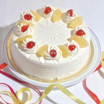 1 Kg Round White Forest Cake with Cherry Toppings